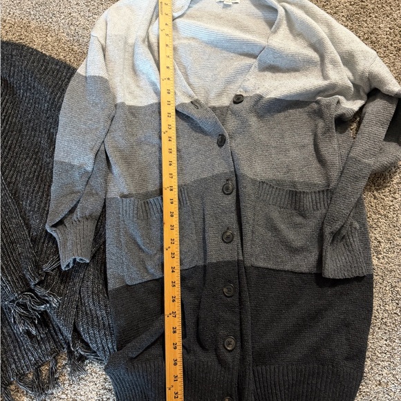 EUC LOT OF 2 American Eagle Outfitters Gray and Black Cardigan Set gray medium - Picture 4 of 7